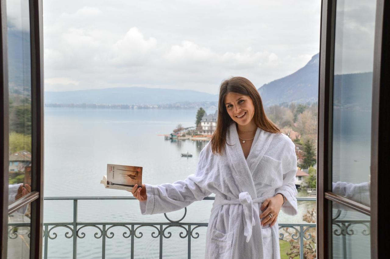 Le Palace De Menthon ภายนอก รูปภาพ A woman wearing a bathrobe