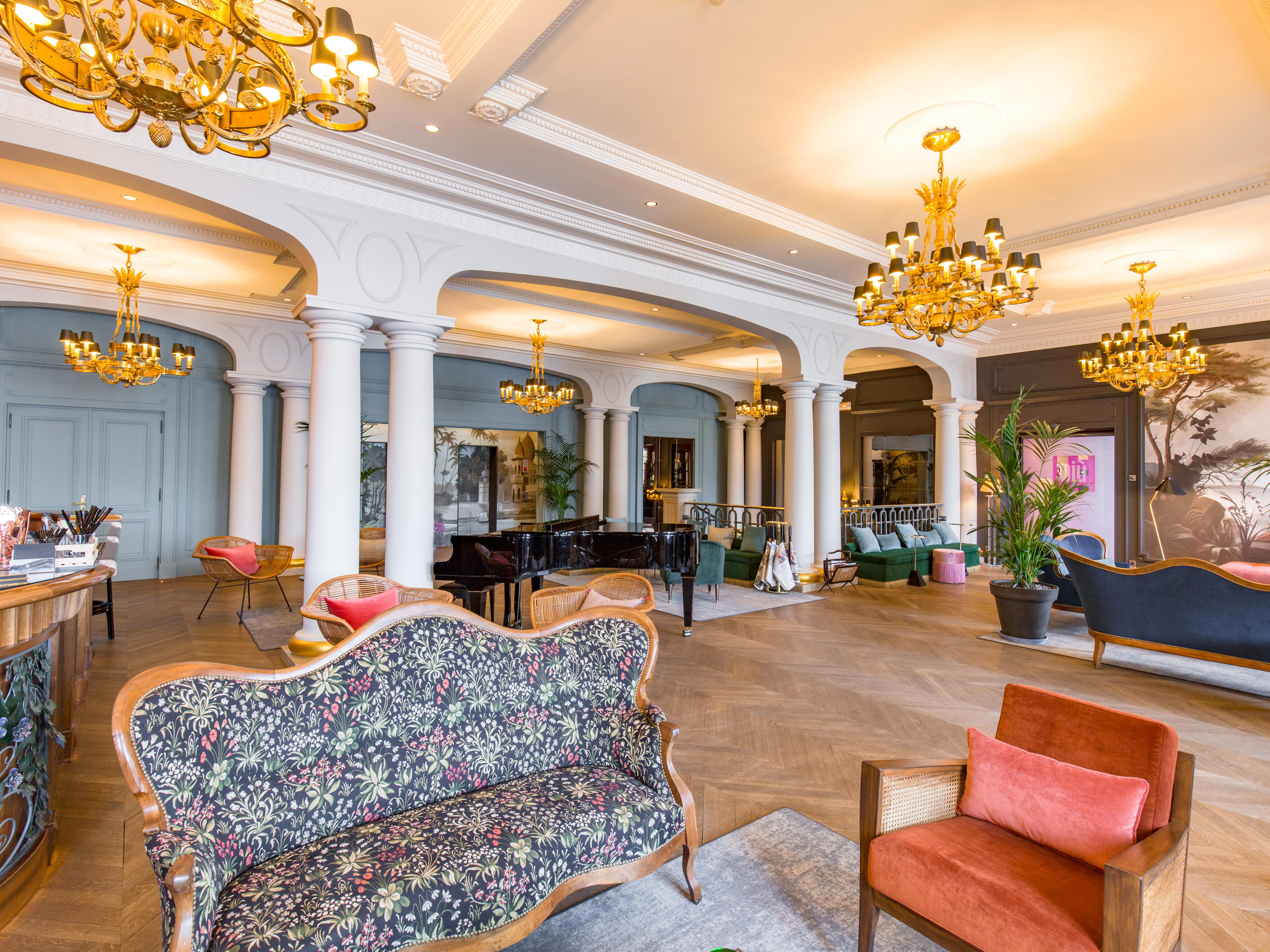 Le Palace De Menthon ภายนอก รูปภาพ The lobby of the hotel