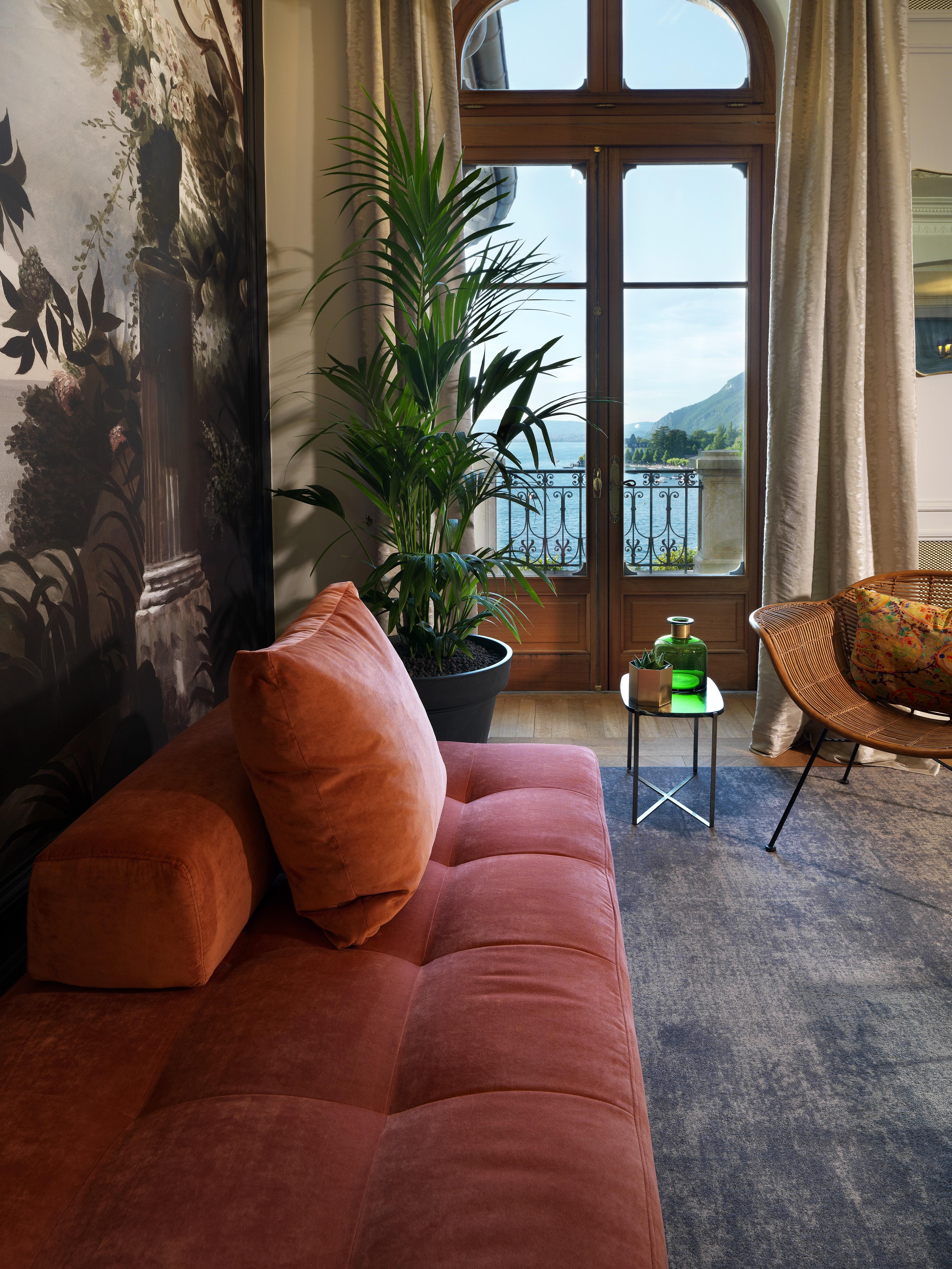 Le Palace De Menthon ภายนอก รูปภาพ A living room with a view of the sea