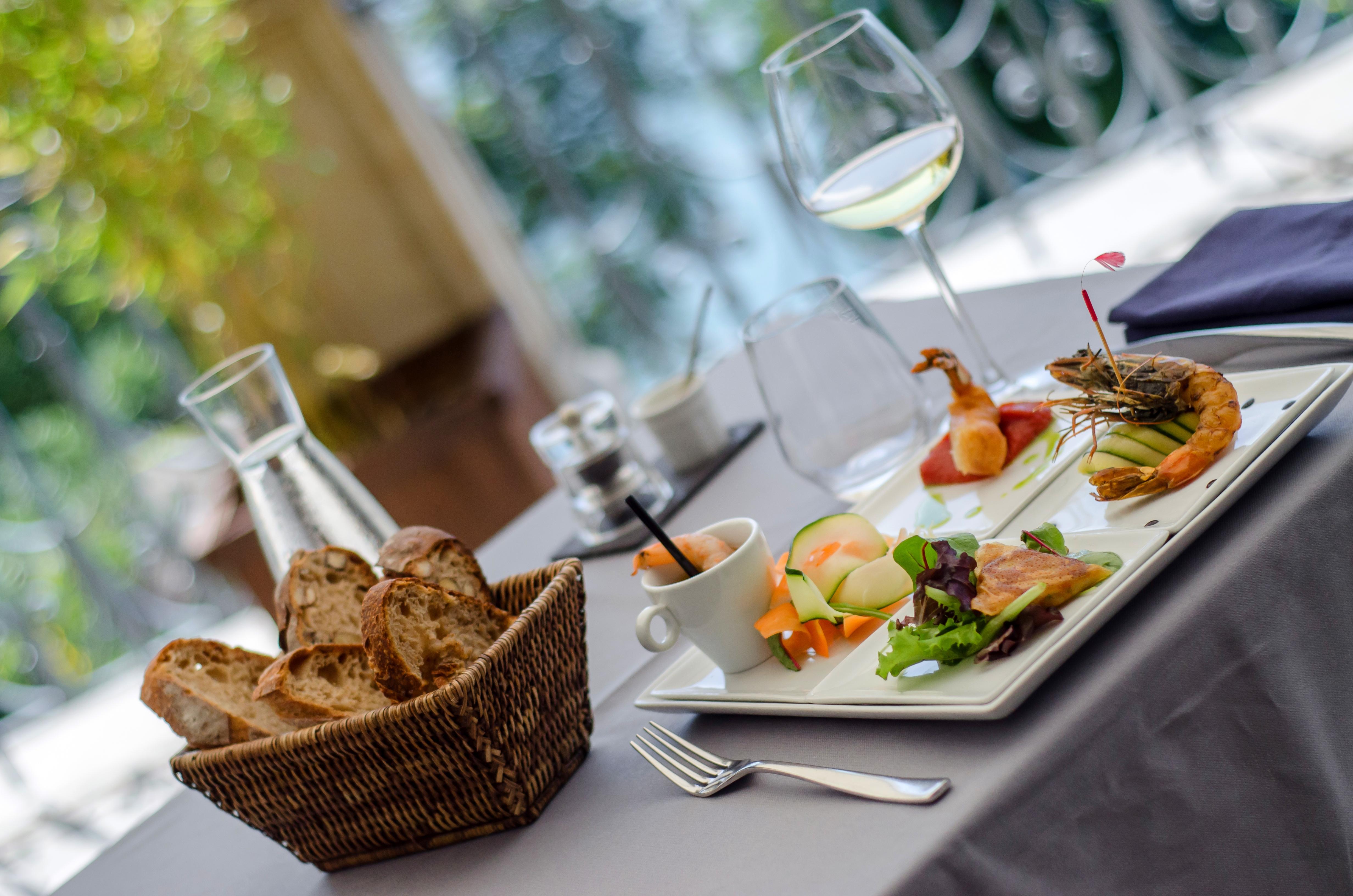 Le Palace De Menthon ภายนอก รูปภาพ A typical meal at a restaurant