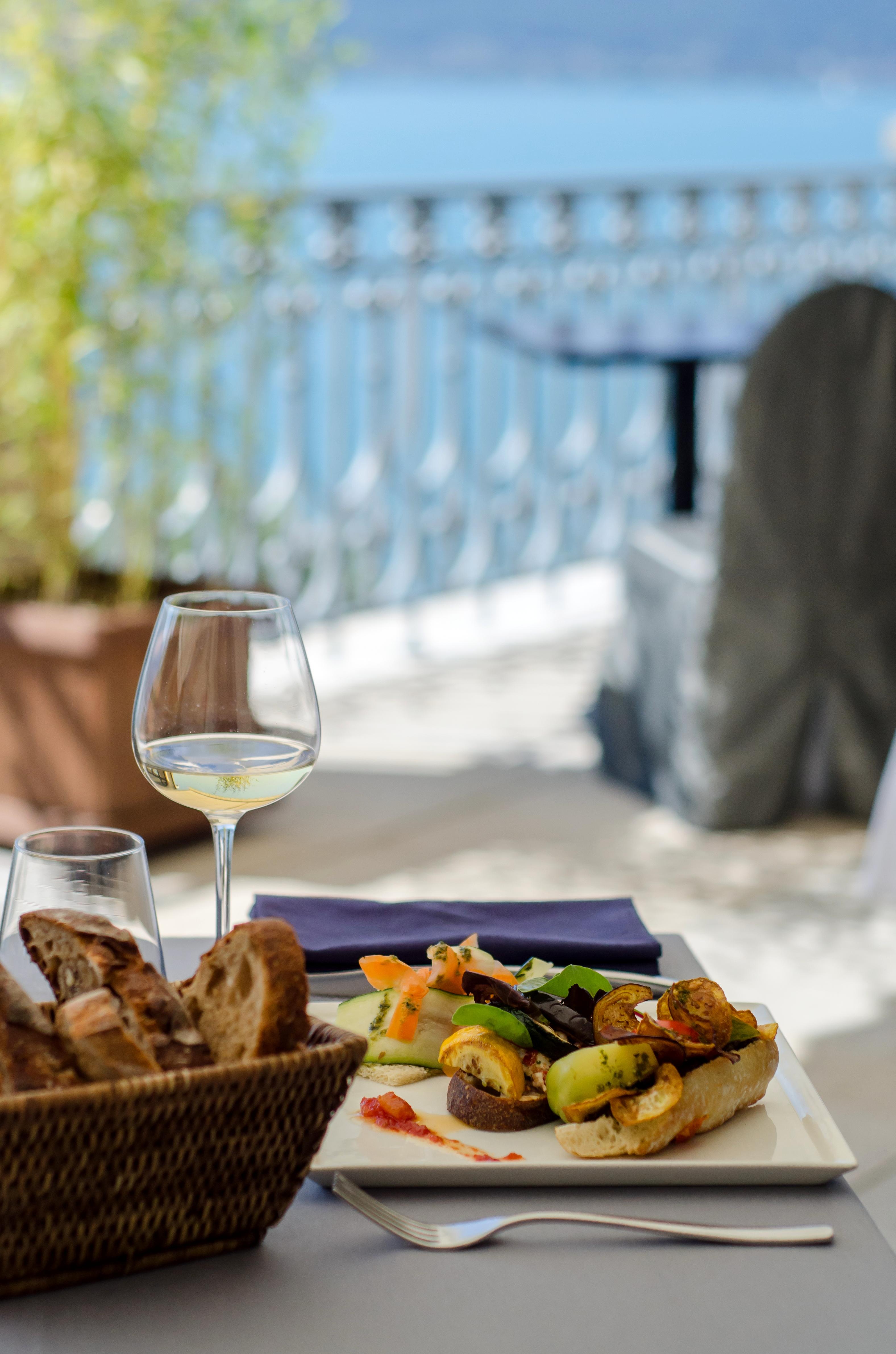 Le Palace De Menthon ภายนอก รูปภาพ A glass of white wine