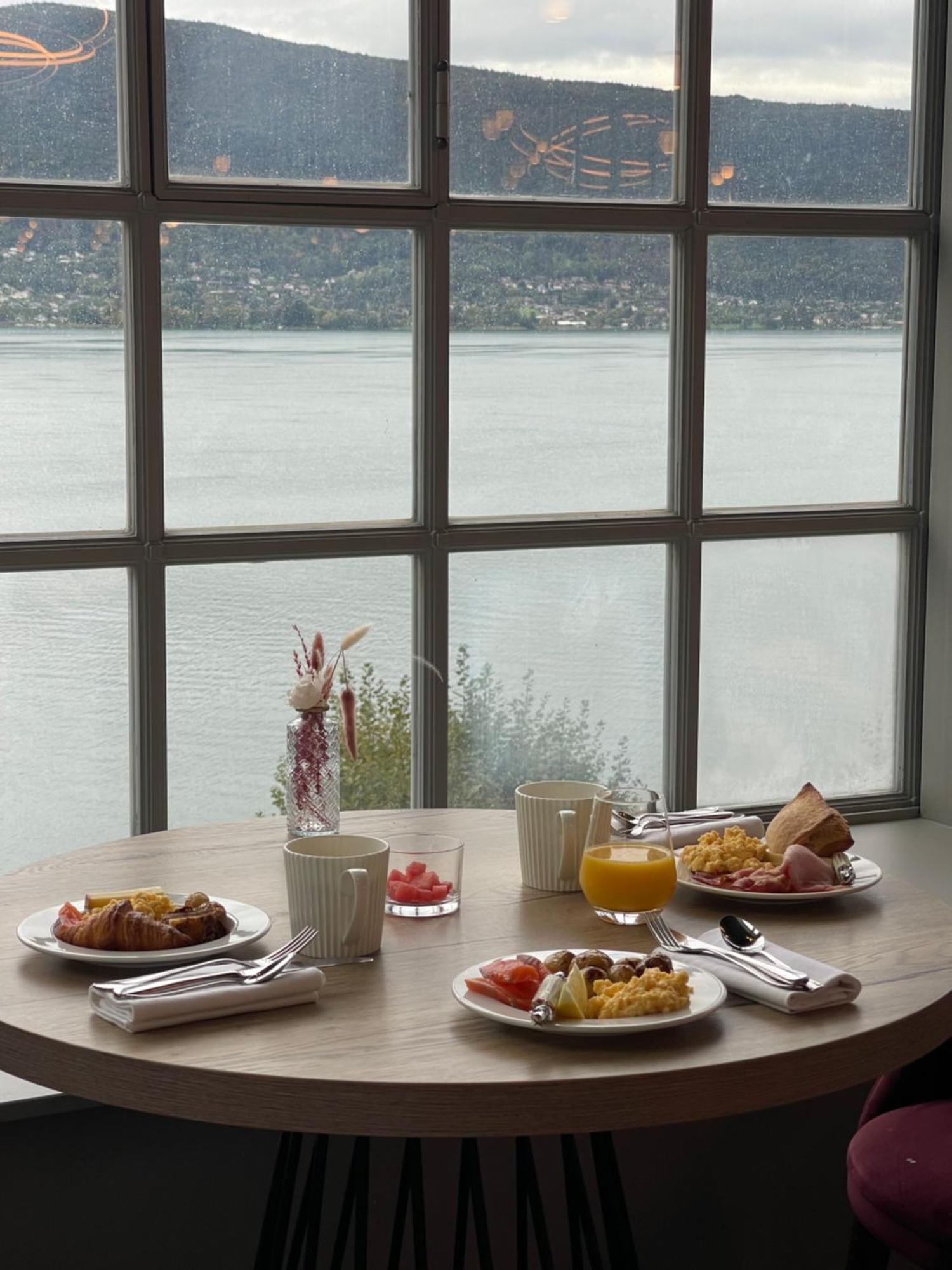 Le Palace De Menthon ภายนอก รูปภาพ A breakfast table
