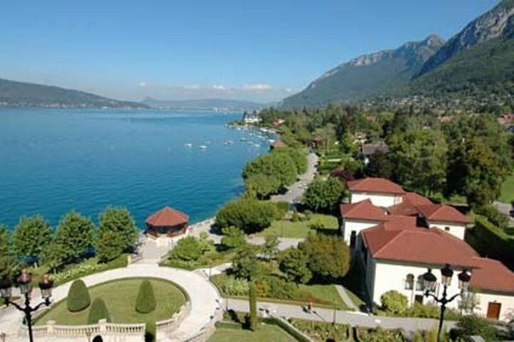Le Palace De Menthon ภายนอก รูปภาพ The lake of Annecy